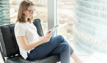Woman-Tablet-Happy-Office_HPslider