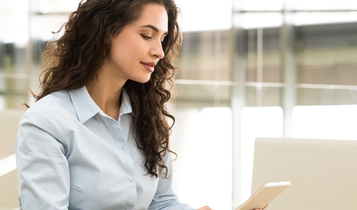 Image-Woman-screen-tablet