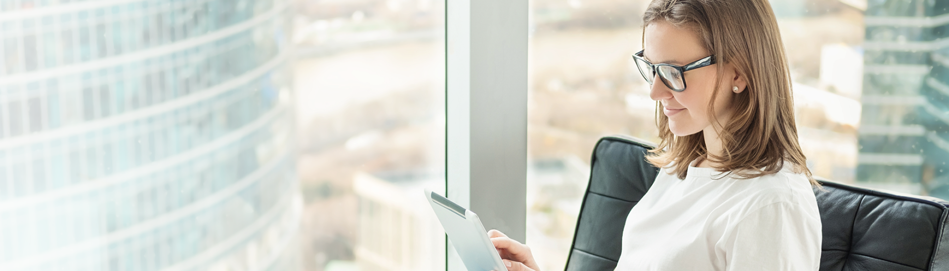 Woman-Tablet-Happy-Office_HPslider_Inverse