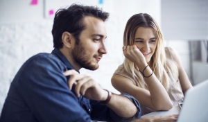 Team Work-Laptop-Happy-People-Office2