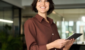 Image-Woman-Tablet