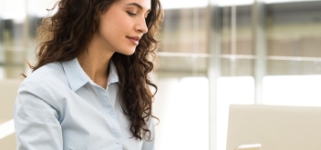 Image-Woman-screen-tablet