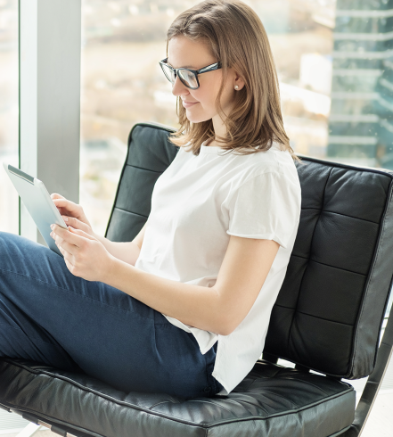 Woman-Tablet-Happy-Office_HPslider_Inverse