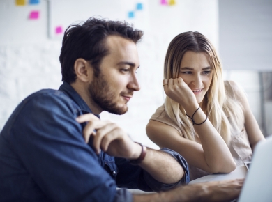 Team Work-Laptop-Happy-People-Office2