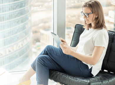 Woman-Tablet-Happy-Office_HPslider_Inverse