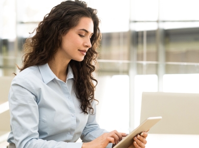 Image-Woman-screen-tablet