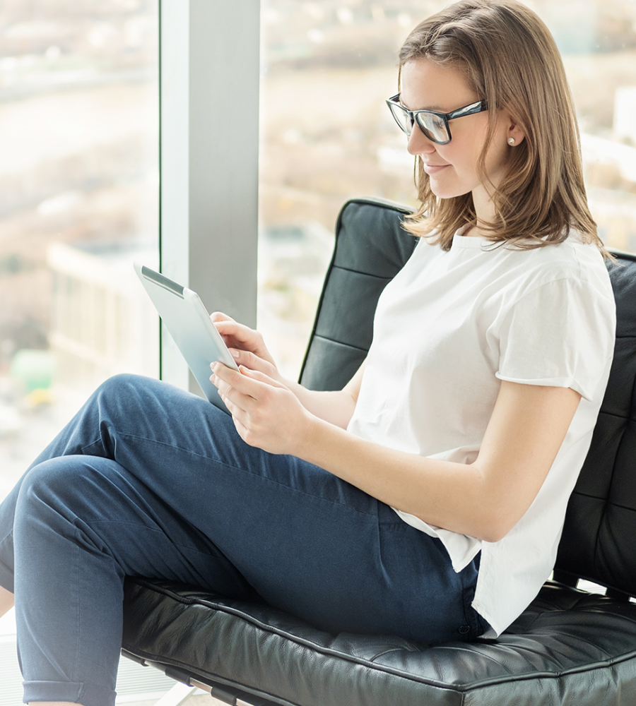 Woman-Tablet-Happy-Office_HPslider