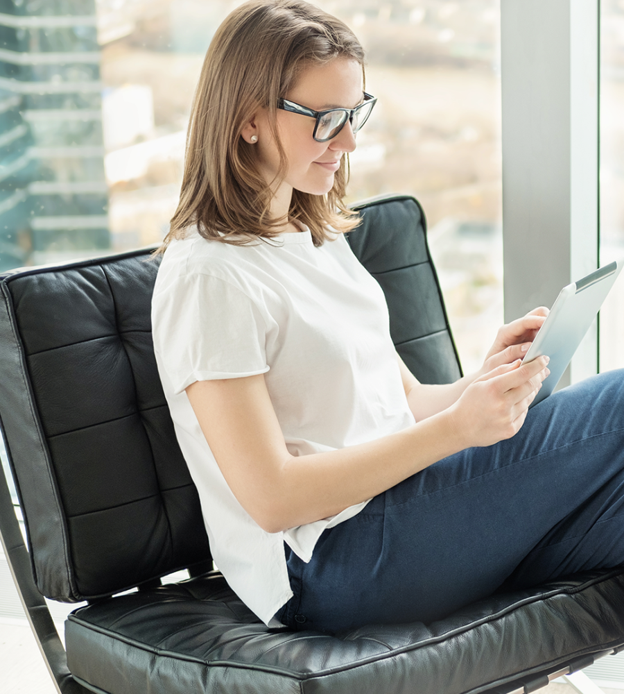 Woman-Tablet-Happy-Office_HPslider
