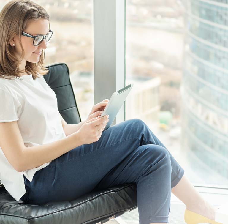 Woman-Tablet-Happy-Office_HPslider
