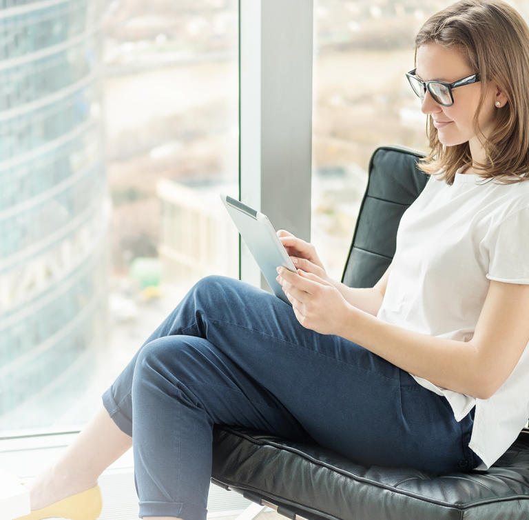 Woman-Tablet-Happy-Office_HPslider_Inverse